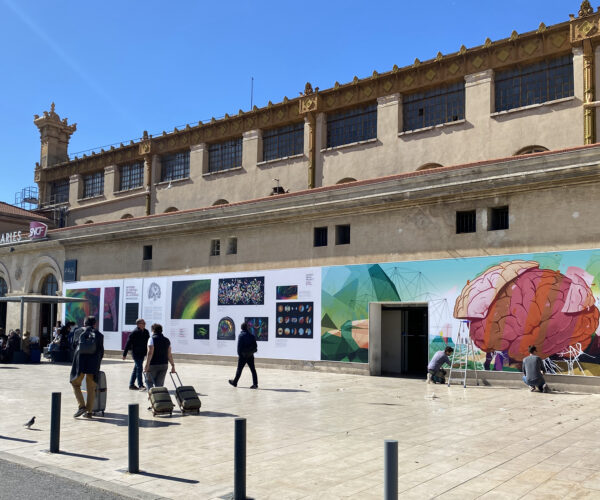 Vue globale de le fresque de Lartmada a la gare saint charle de Marseille