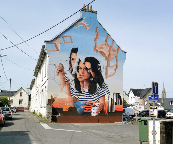 Vue de loin de la fresque de Remy Uno a Auray
