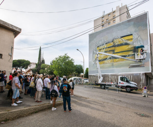 Mur d'Oliver Hollatz dit Aphe sous le regard du public du festival Les Nouveaux Ateliers 2023